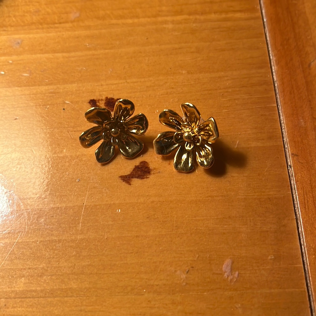 Ann Taylor Petal Studs 11$